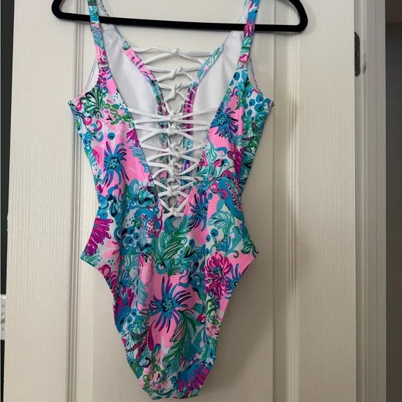 Lilly Pulitzer lattice swimsuit. - Picture 2 of 4